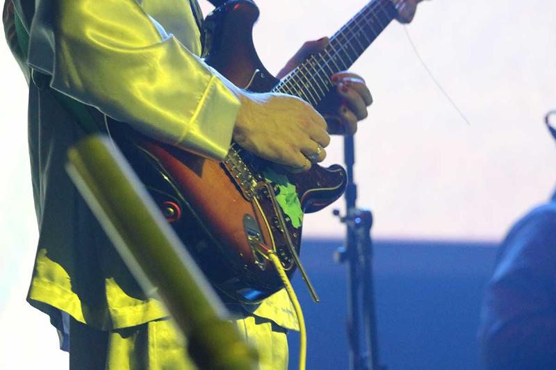 Jeunes écoutant de la musique diverse sur leurs smartphones, reflétant la culture de la chanson radio du moment